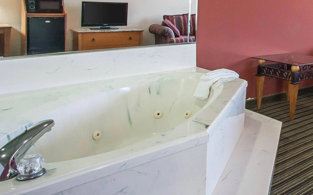 Econo Lodge Inn & Suites