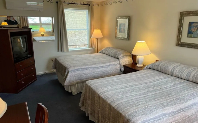 High Tide Inn