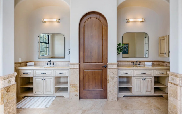 Luxe Poolside Paradise-pool & Spa-vanity Station