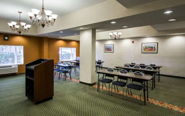 Comfort Suites Airport