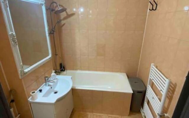 Lovely 1 bedroom cando with free parking.