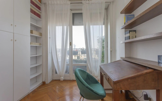 Skyline view Biancamano 1 bdr with balcony by Rentopolis
