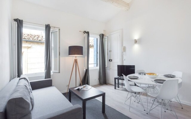 Modern 1 Bedroom Apartment "rue de le Loge"!