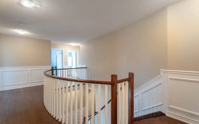 Stylish 4BR Oasis Peaceful Mississauga Location