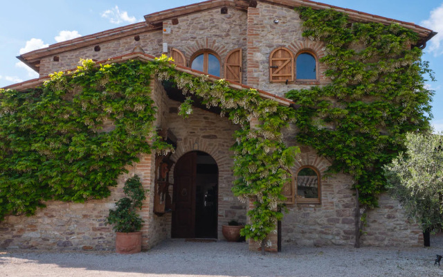 Beautiful Villa in San Giovanni del Pantano With Pool