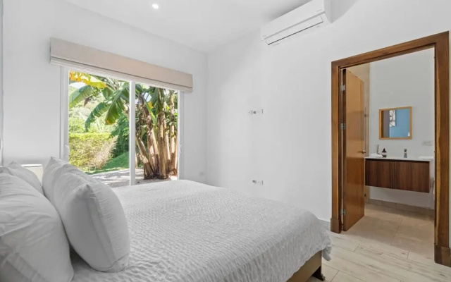 Luxurious Home with Bright, Modern Design and Private Infinity Pool in High-End Community