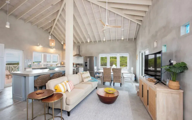 Paradise Cove: Oceanfront Haven With Infinity Pool