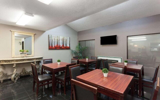 Super 8 by Wyndham Escondido