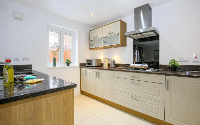 Detached 4 Bed-ultrafast Wifi,garden,free Parking