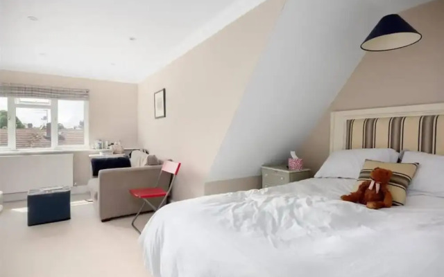 Exquisite 5BR West London House Near Acton Park