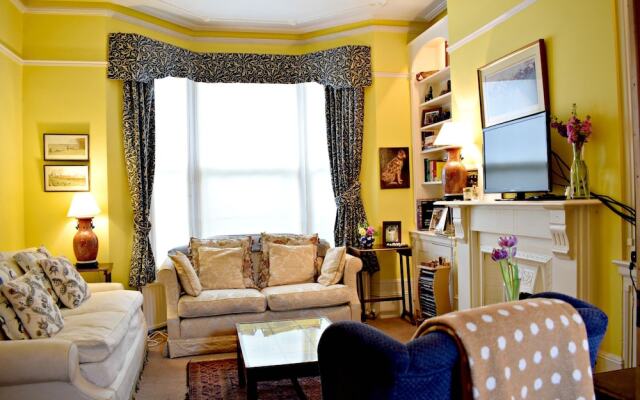 3 Bedroom Clapham Home With Patio