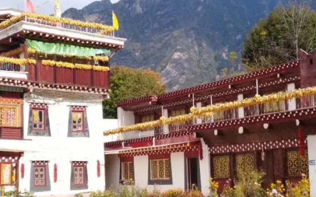 Danba yunshangzangjia Resdrt Hotel