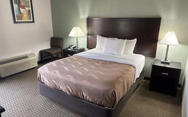 Days Inn & Suites Cincinnati