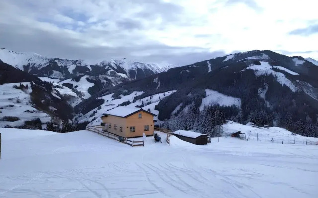 Alpine hut in Rauris ski Hiking Area With Sauna