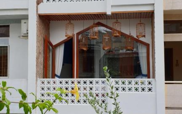 Vintage 1980s Saigon Private House with Rooftop Dining Room in Prime City Central District – Exterior – Ho Chi Minh City