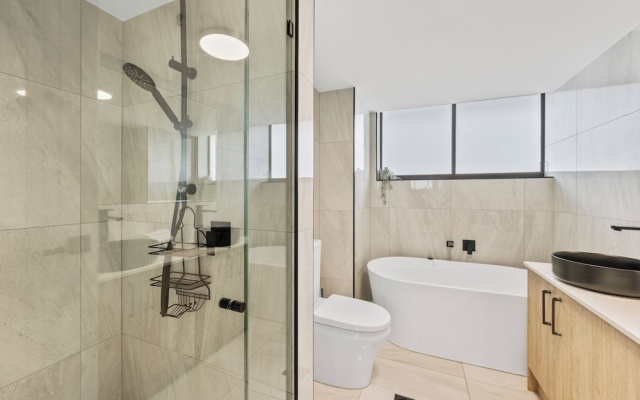 Lvl 30 - 2BRM Ocean Outlook Retreat – Bathroom – Gold Coast