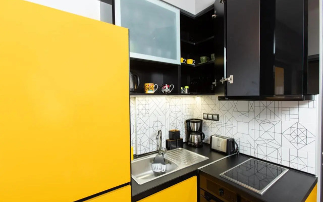 Downtown Luxury Boutique Suites : the yellow suite