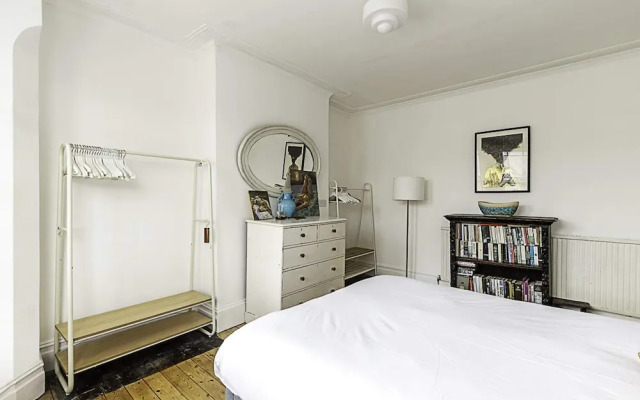 Beautiful Three Bed Abode Near Dollis Hill