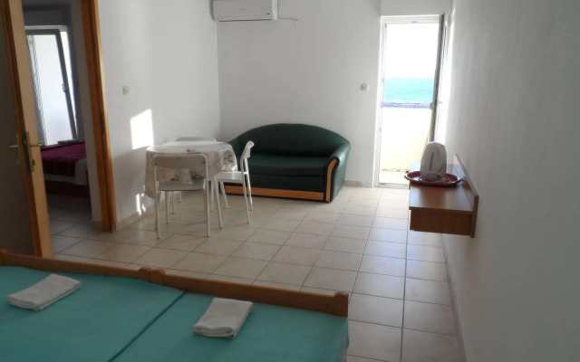 Rooms and apartments Galeb