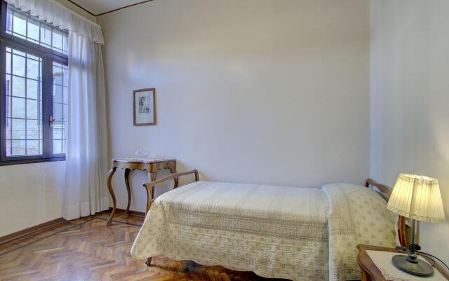 PANORAMIC 9 WINDOWS OVER GRANDCANAL, 3 bed, 2 bath