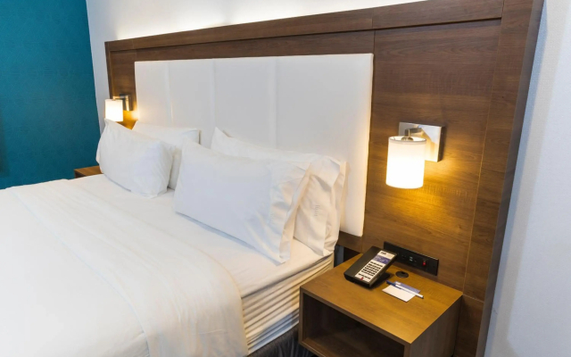 Holiday Inn Express & Suites Hollywood Walk Of Fame