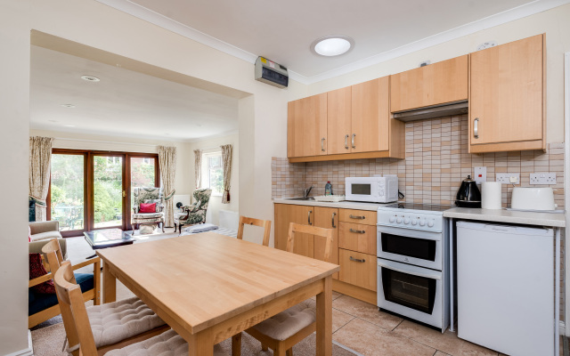 Spacious 1-Bedroom Flat with garden & free parking