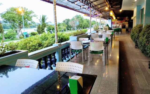 The Viangtak Riverside Hotel
