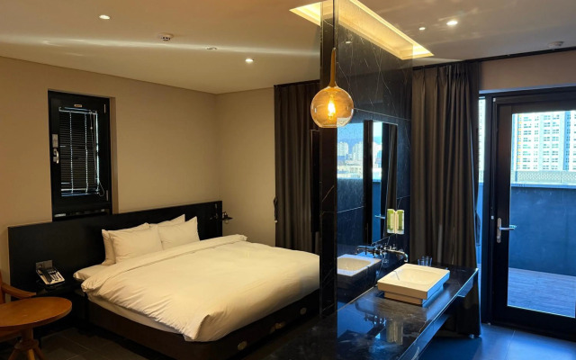 Rivertain Hotel