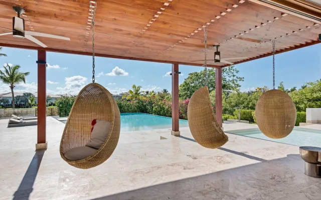 Modern Oasis Stunning Views of Golf Course River