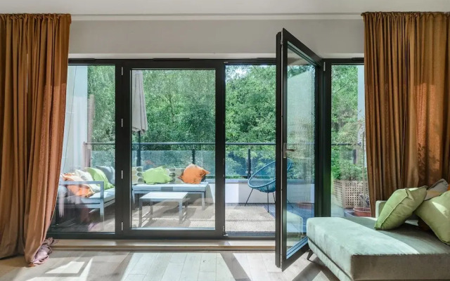 Lumina cozy 2-level apart with terrace