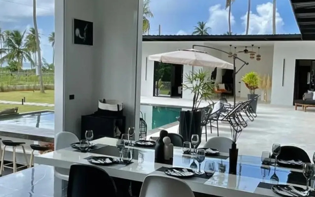 Casa Black and White. Vista al Mar