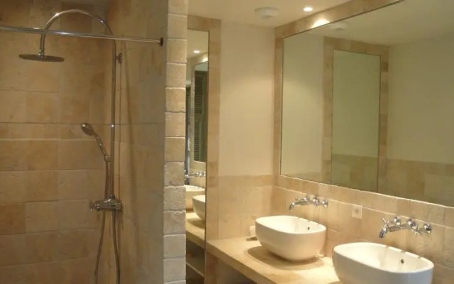 Provence Secrète - Entre Vigne & Pinède