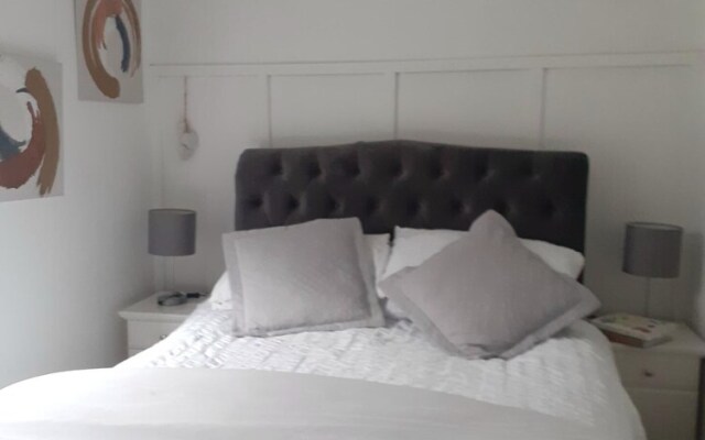 Walking Distance to Town Free Parking & Wifi
