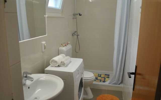 Nice 2-bedroom Private House, 50 m Beach, Sutivan