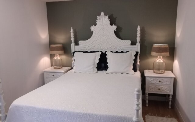 Charming 2-bed House in Sesimbra