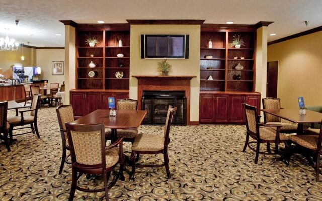 Days Inn & Suites South Boston