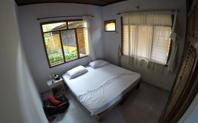 Leticias Guest House - Hostel