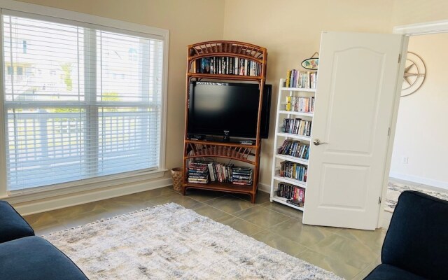 Holden' A Full House 4 Bedroom Home by RedAwning