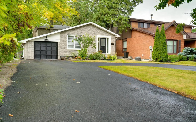 Tranquil & Cozy 30 min to Toronto ~ Backyard ~ Pkg