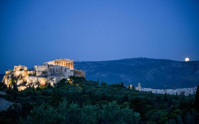 Athens house with yard 12 min walk to Acropolis