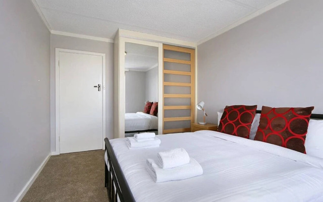 Sophisticated 2 Bedroom Apartment Close To CBD