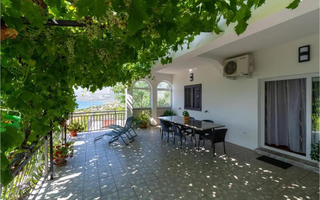 Three-Bedroom Apartment in Rovanjska