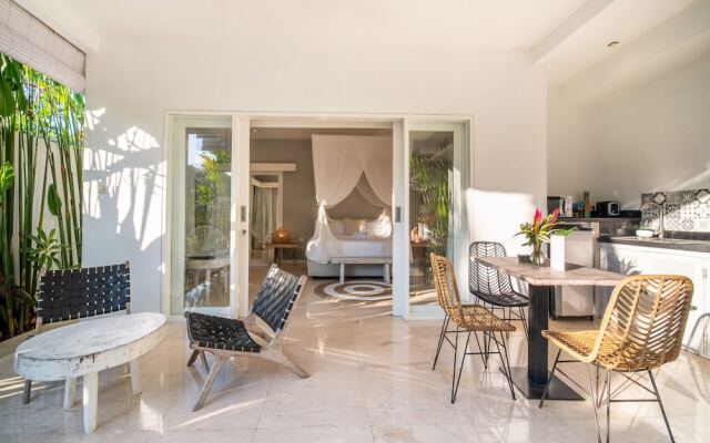 Romantic Jungle Villa, 1 BR, Ubud With Staff