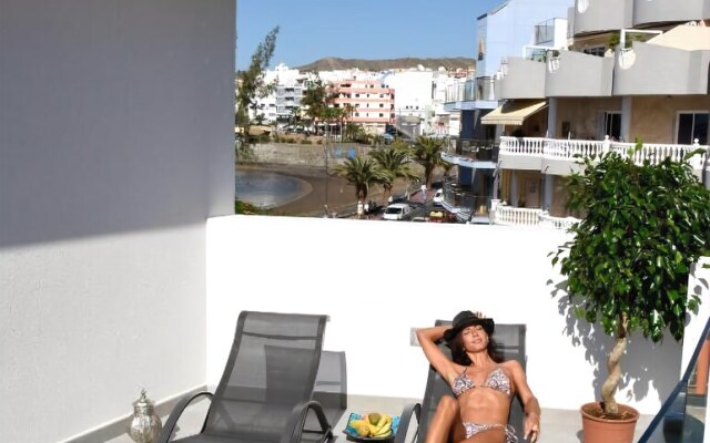 Pura Vida Beach Suites