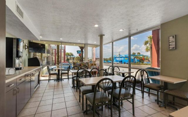 Ramada by Wyndham Panama City Beach / Beachfront