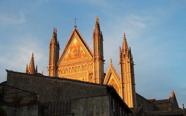 The Window on the Cathedral - Studio Apartment