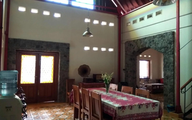 Omah Pitoe Guest House