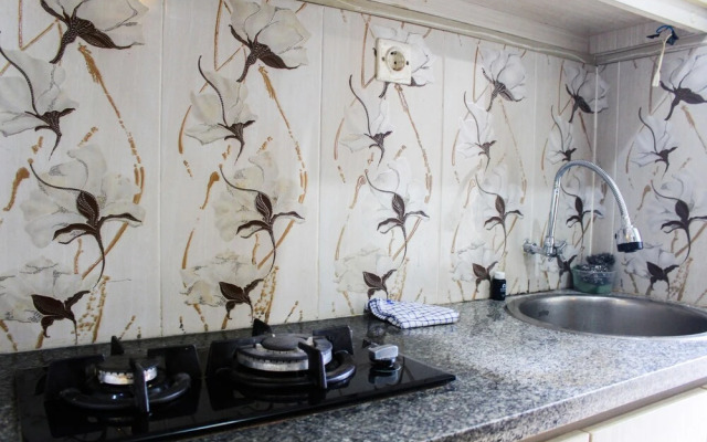 Fully Furnished And Cozy Design 1br Green Pramuka Apartment