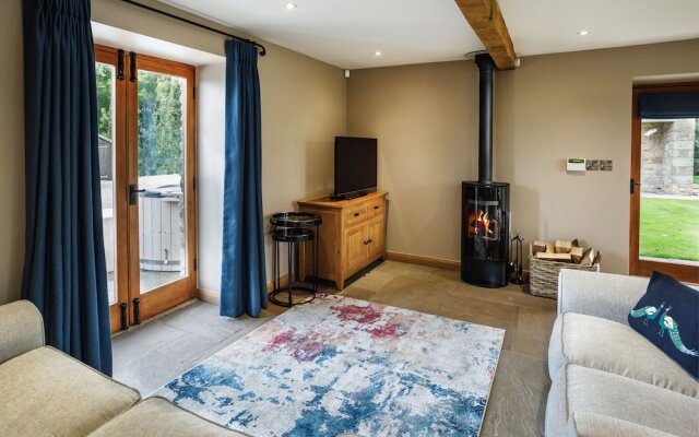 Beautiful Secluded 2-bed Barn With Woodfire Hottub