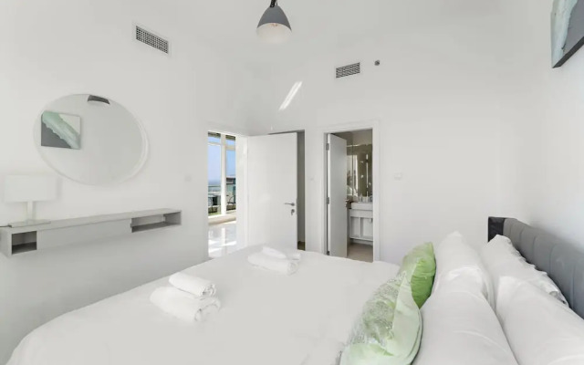 HiGuests - Exceptional Apt with Furnished Terrace By the Sea